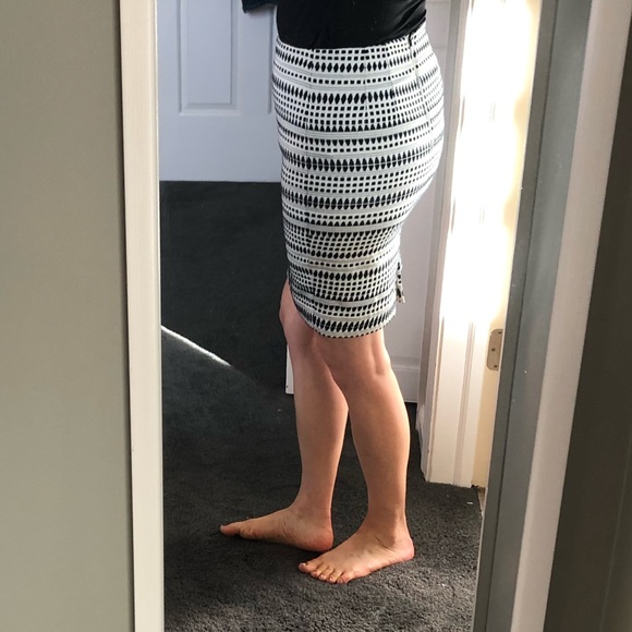 LIKE NEW 00P LOFT Skirt - woven & lined - Picture 5 of 12